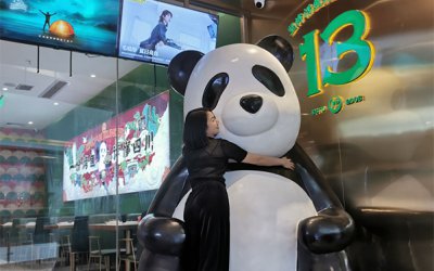 廣場中心擺放大型玻璃鋼仿真熊貓雕塑