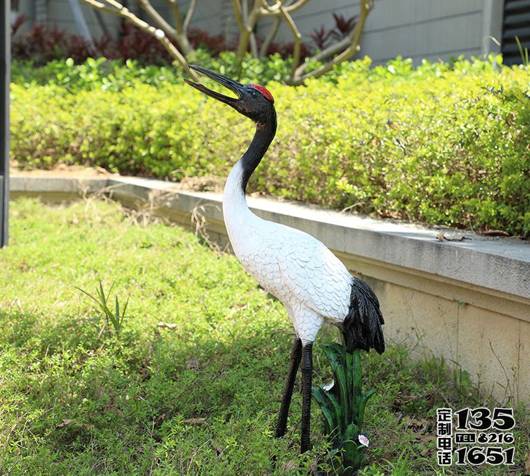 公園草地上一只站立的玻璃鋼仿真動物丹頂鶴雕塑 公園草地上一只站立的玻璃鋼仿真動物丹頂鶴雕塑