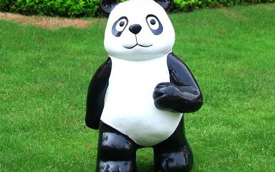 草坪上一只站立的玻璃鋼仿真動物熊貓雕塑