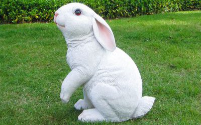 草坪上一只坐著的仿真動物玻璃鋼白色兔子雕塑