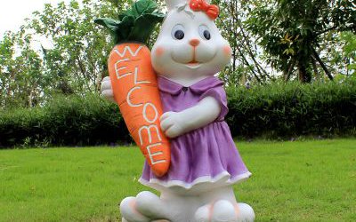 庭院里拿著胡蘿卜的玻璃鋼彩繪仿真兔子雕塑