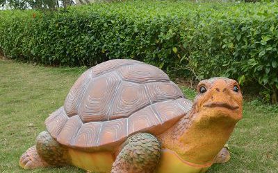 景區草坪玻璃鋼仿真動物爬行的烏龜雕塑