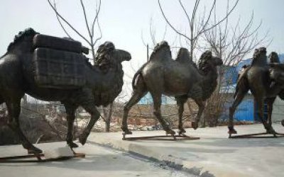 戶(hù)外街道三只玻璃鋼仿銅駱駝雕塑