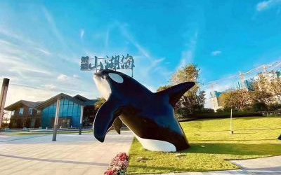 公園擺放的創意半身玻璃鋼鯨魚雕塑