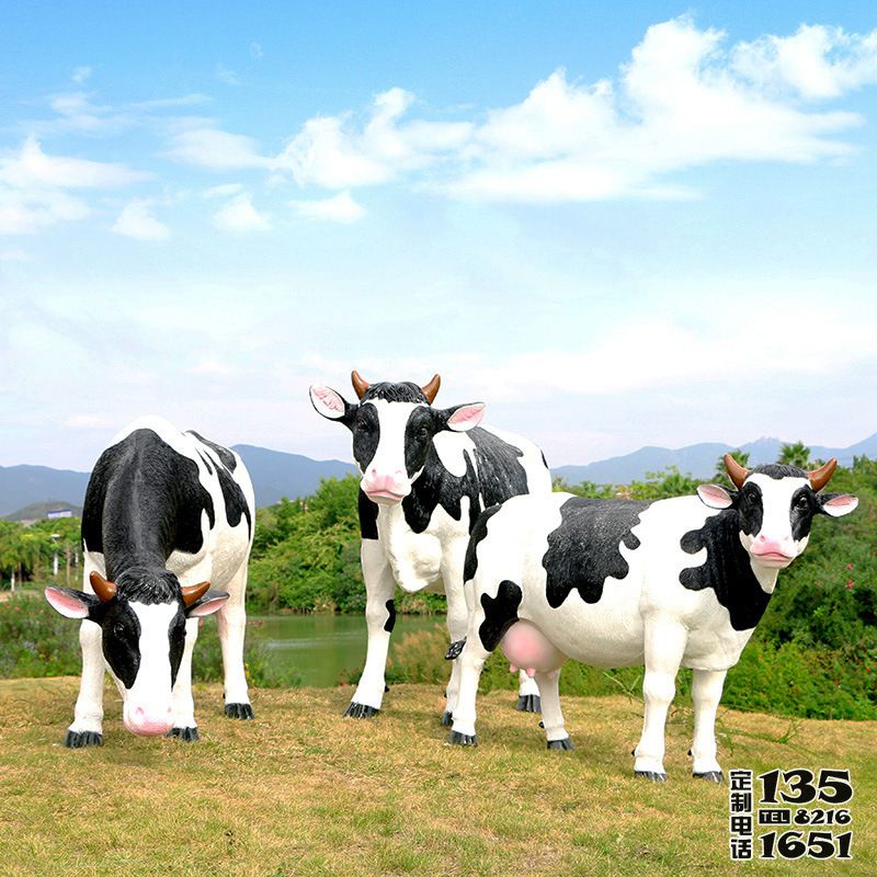 戶(hù)外池塘三只玻璃鋼仿真奶牛雕塑