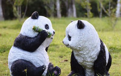 公園草坪擺放的兩只玻璃鋼仿真動(dòng)物國寶熊貓雕塑