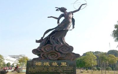 景區(qū)園林神話(huà)人物嫦娥奔月玻璃鋼仿銅雕塑