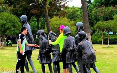 戶(hù)外大型玻璃鋼仿銅老鷹抓小雞雕塑