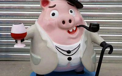 商場(chǎng)公園玻璃鋼卡通彩繪搞怪的豬雕塑