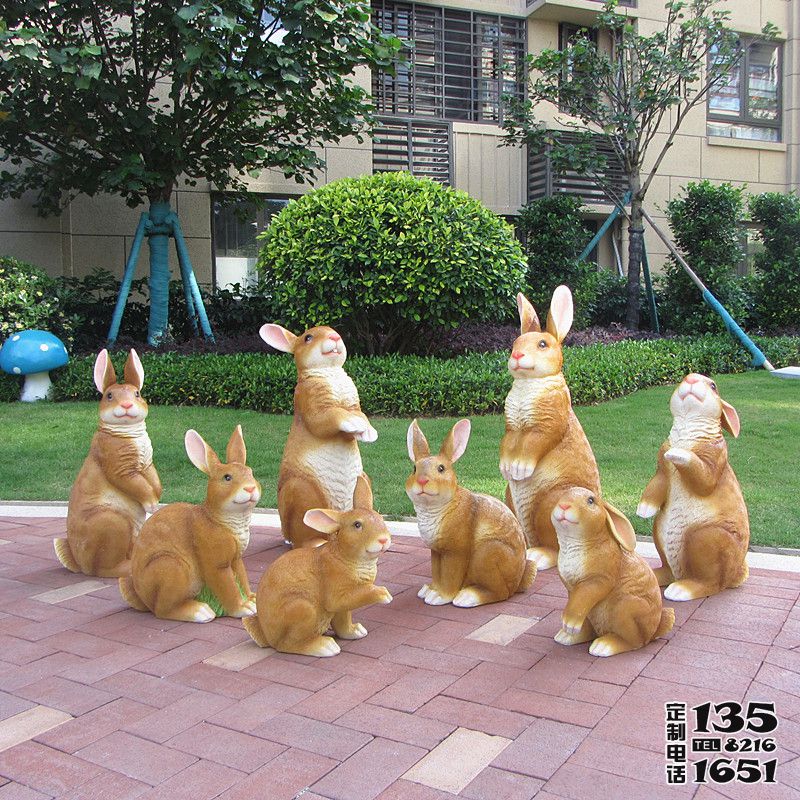 小區(qū)路邊一群可愛(ài)的玻璃鋼仿真兔子雕塑