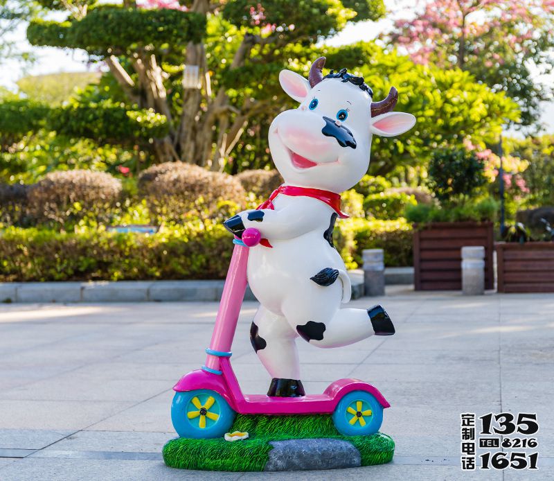 幼兒園卡通玻璃鋼彩繪騎滑板車的小奶牛雕塑 幼兒園卡通玻璃鋼彩繪騎滑板車的小奶牛雕塑