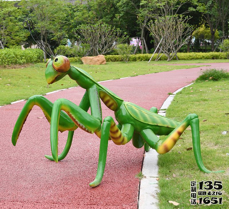 村莊草坪湖邊綠色玻璃鋼仿真螳螂雕塑