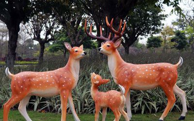公園景區(qū)玻璃鋼彩繪三只卡通動(dòng)物梅花鹿雕塑