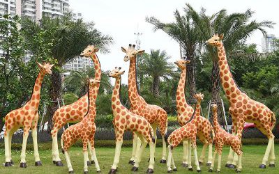 公園草坪玻璃鋼彩繪仿真動物園林景觀長頸鹿雕塑