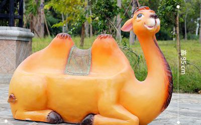 游樂(lè)場(chǎng)幼兒園玻璃鋼卡通彩繪駱駝雕塑