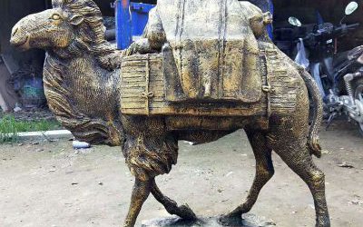 公園街道邊擺放的背著行李行走的玻璃鋼仿真創意駱駝雕塑